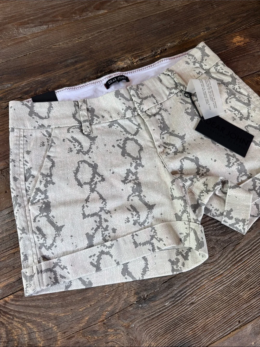 Dear John Hampton cuffed stretch shorts new with tags in thistle snake size 29